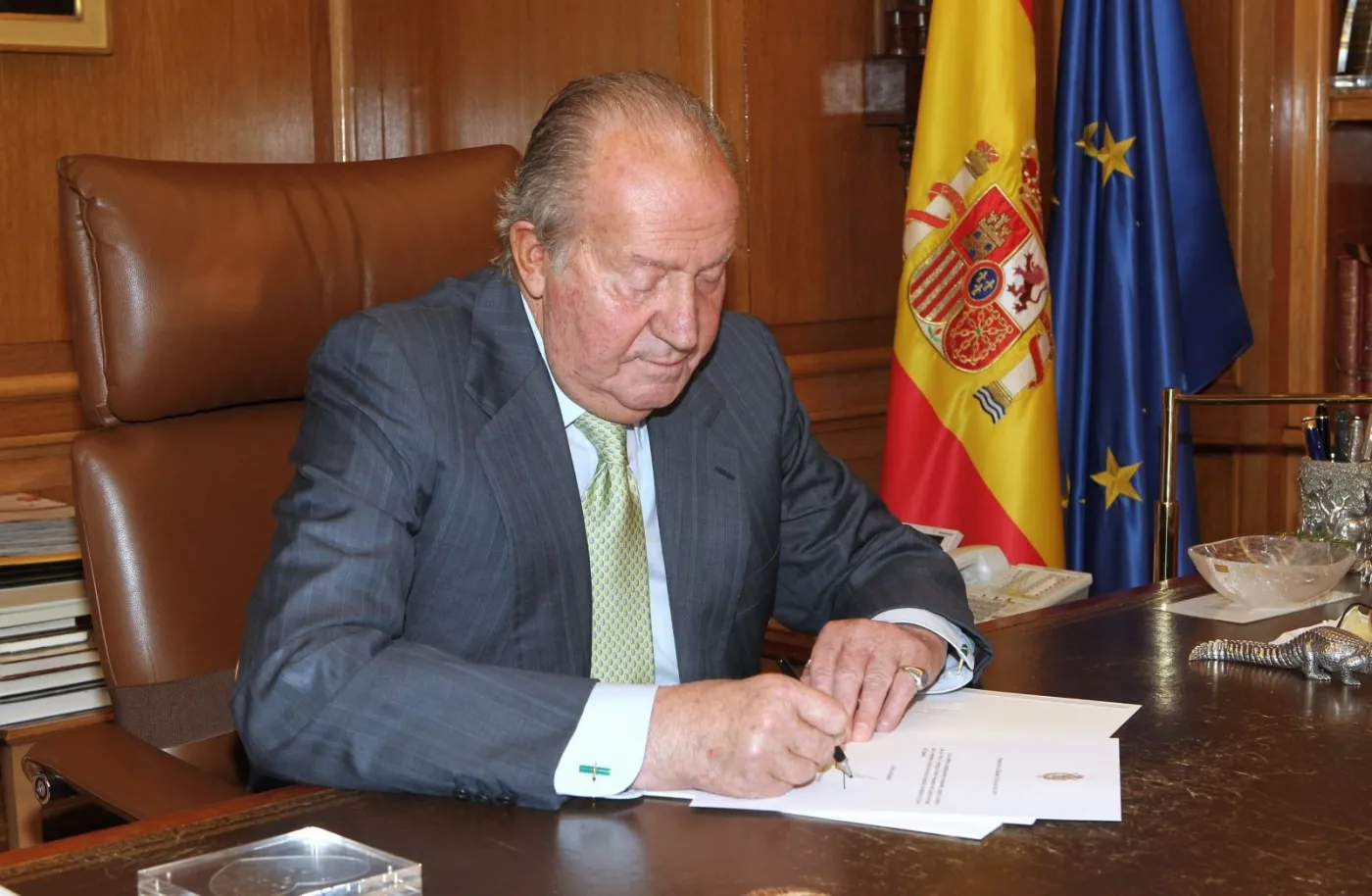 1804222-krol-hiszpanii-juan-carlos-podpisujacy.jpg