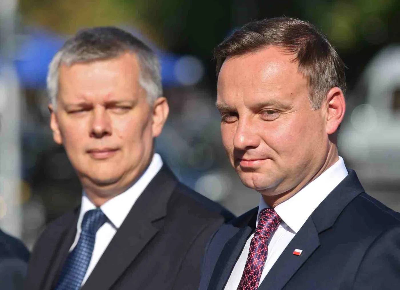  Prezydent Andrzej Duda (P) i wicepremier, minister obrony narodowej Tomasz Siemoniak (L) podczas uroczystości złożenia kwiatów przed pomnikiem Marszałka Józefa Piłsudskiego przy Belwederze, 15 bm. W Warszawie rozpoczęły się obchody Święta Wojska Polskiego. (cat) PAP/Rafał Guz