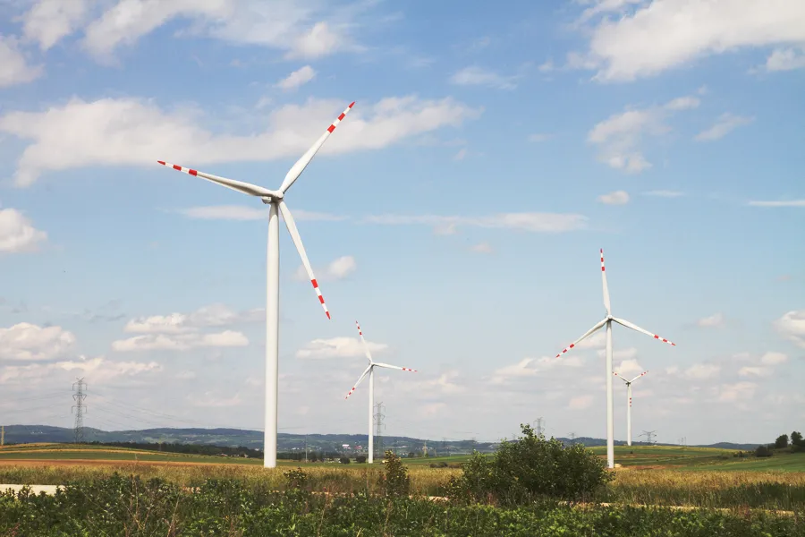 Zielona energia? Firmy i fabryki mogą stać się beneficjentami zmian na rynku