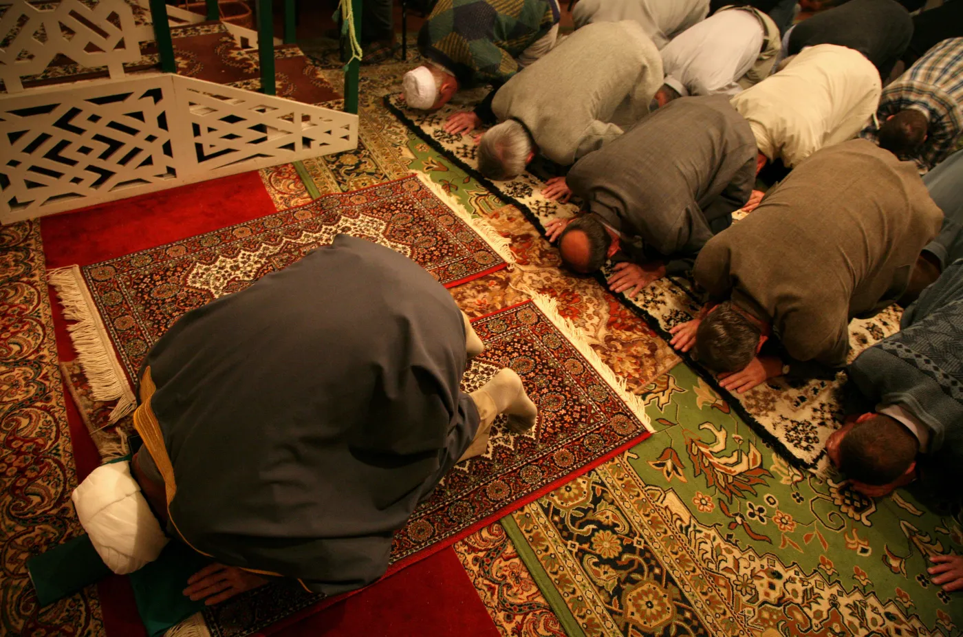 Zgolono brody 13 tys. mężczyzn. Kobiety tylko w kolorowych ubraniach