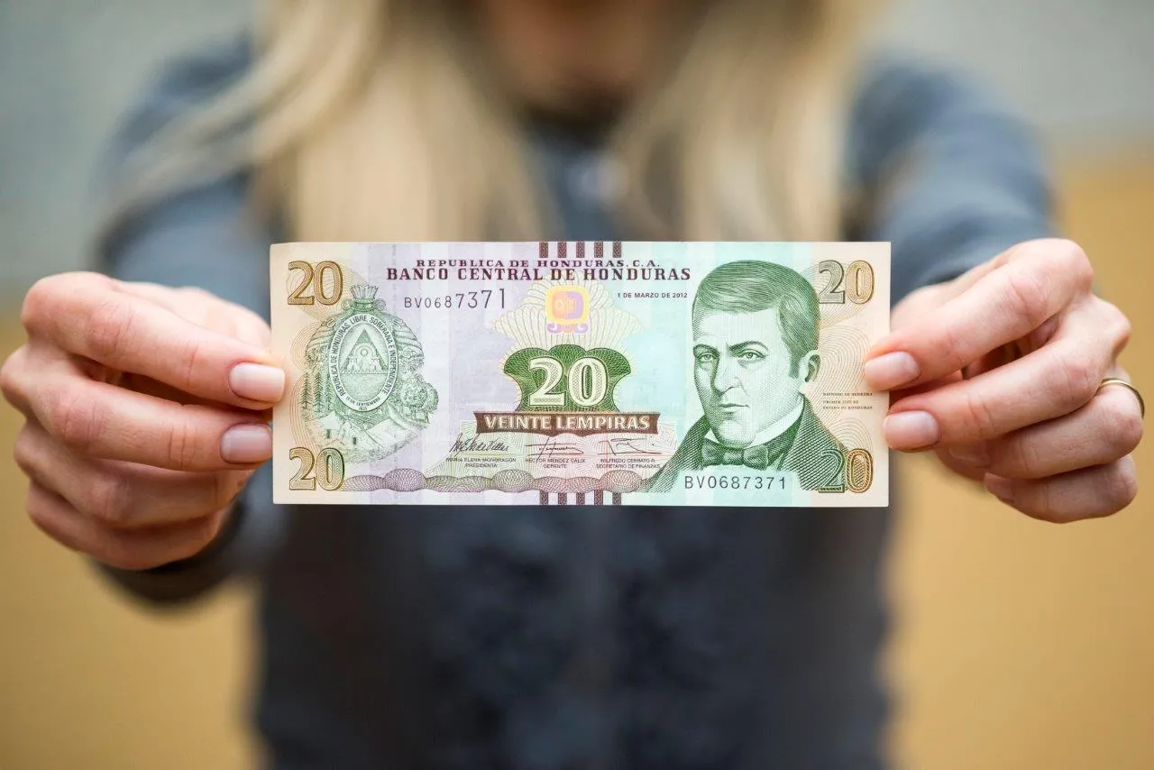2054621-lempira-banknot-z-hondurasu-produkowany.jpg