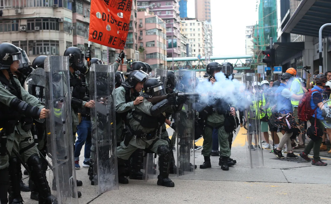 Chiny: Zwarte oddziały policji ćwiczą niedaleko granicy z Hongkongiem. Pokaz siły?