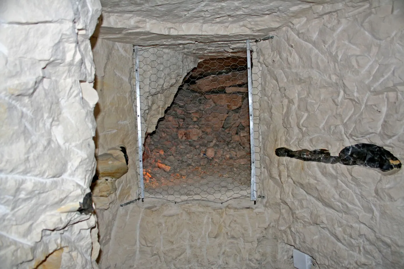 4319347-neolityczny-chodnik-w-kopalni-krzemionki.jpg