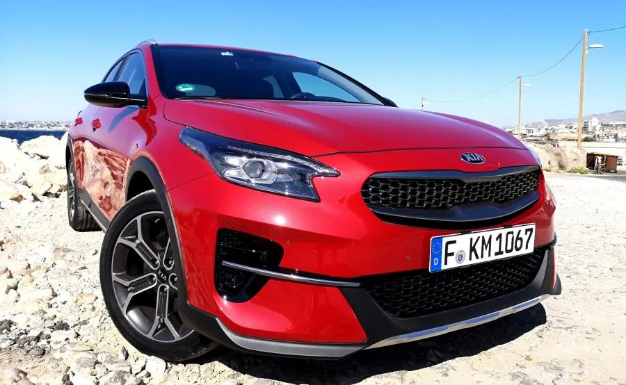 Bąk: Nie bój się, bądź inny. Jazda pod prąd z Kia XCeed [MOTOFELIETON]