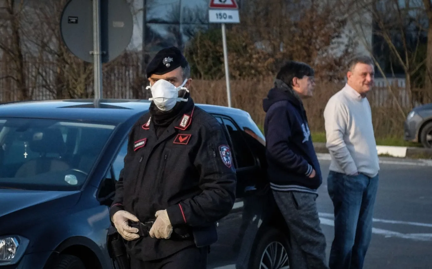 "Wracajcie do domów". Władze Włoch zalecają turystom wyjazd z częściowo zamkniętych terenów