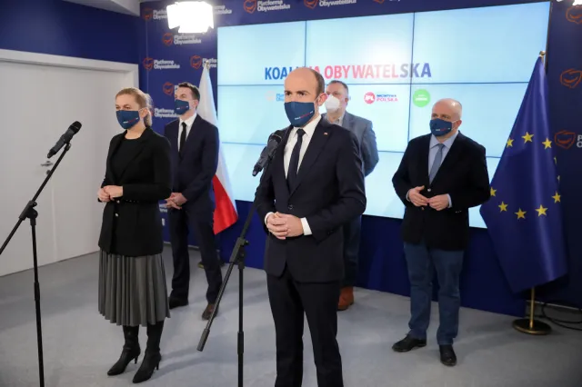 KO chce zablokować podatek od reklam. Zaprasza Gowina i Hołownię do konsultacji