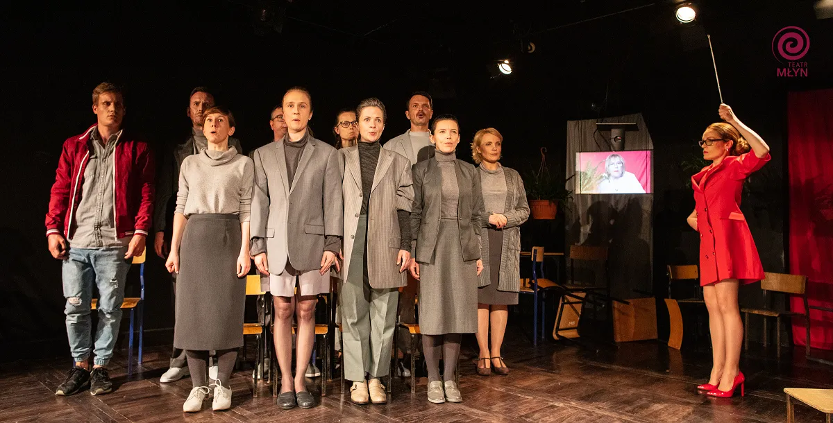 "Szkoła". Teatr Młyn o absurdach polskiej szkoły