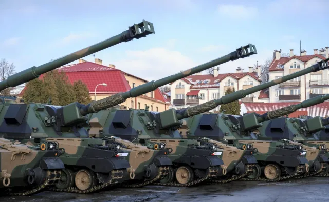 Kraby, pioruny i inne machiny strzelające. Wojna w Ukrainie to szansa, ale też zagrożenia dla polskiej zbrojeniówki