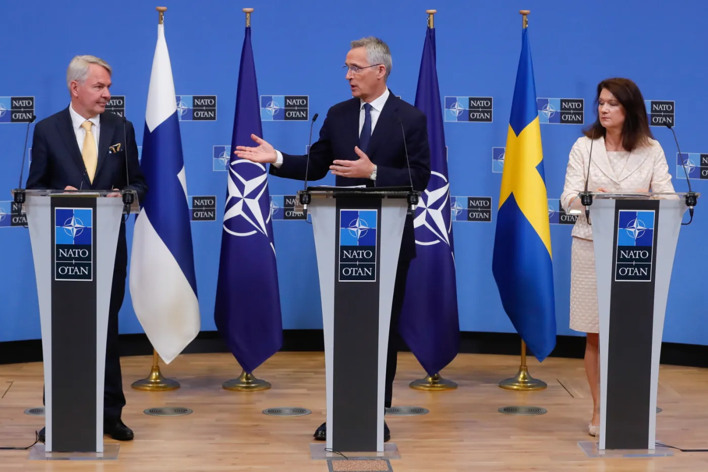 Szwecja i Finlandia oficjalnie zaproszone do NATO. Państwa członkowskie podpisały protokoły akcesyjne