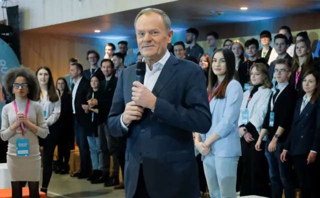 Tusk: Trudno planować życie, kiedy wyrasta się w warunkach inflacji