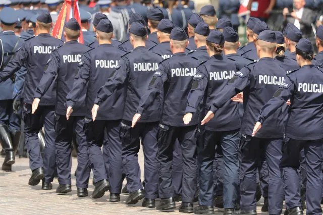 Na ulicach brakuje co dziesiątego policjanta. Wiemy, ile etatów oferują mundurowi