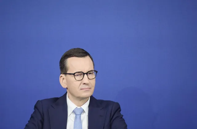 Morawiecki w siedzibie TVP: To, z czym mamy do czynienia, jest pierwszym krokiem w kierunku dyktatury