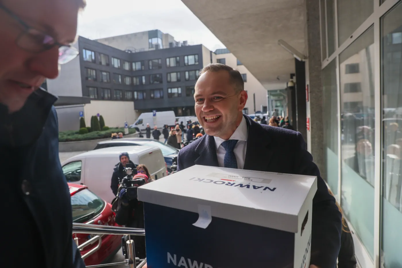 Karol Nawrocki zgłosił się do PKW. Popieranemu przez PiS kandydatowi udało się zebrać większą liczbę podpisów od Trzaskowskiego
