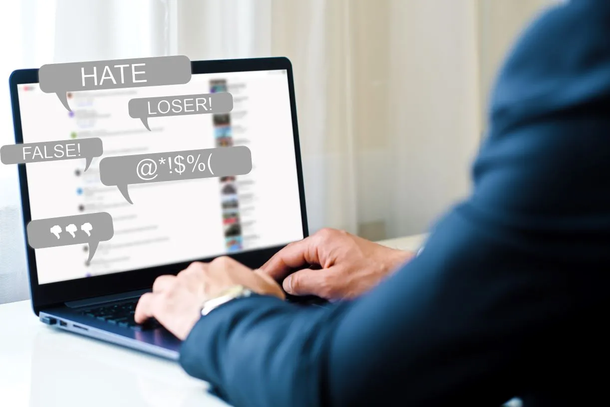 Czy ślepe pozwy to skuteczna metoda na walkę z hejtem w internecie? Niekoniecznie