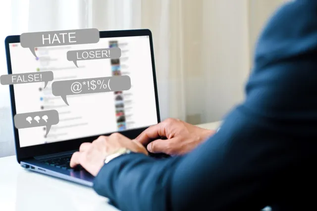 Czy ślepe pozwy to skuteczna metoda na walkę z hejtem w internecie? Niekoniecznie