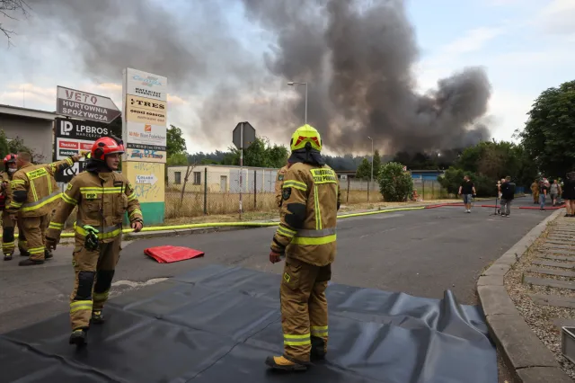 Pali się hurtownia sprzętu elektrycznego. RCB alarmuje o zanieczyszczeniu powietrza