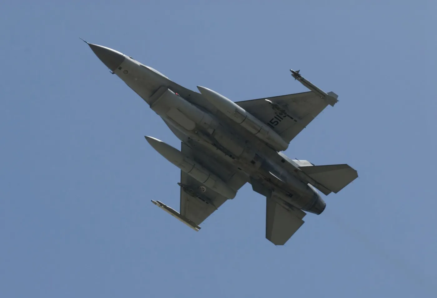 Zamknięte lotnisko i poderwane myśliwce. DORSZ informuje o "ryzyku ataków dronów"