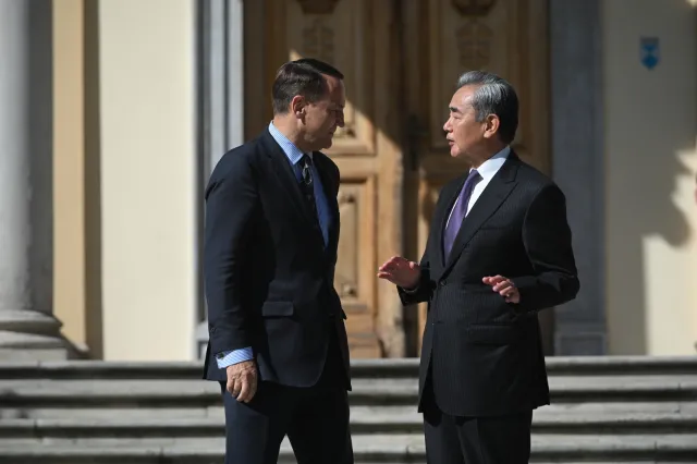 Radosław Sikorski spotkał się ze swoim chińskim odpowiednikiem. Ujawniono tematy rozmów