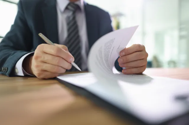 Zezwolenie na pracę cudzoziemca. W jakich przypadkach zostanie uchylone?