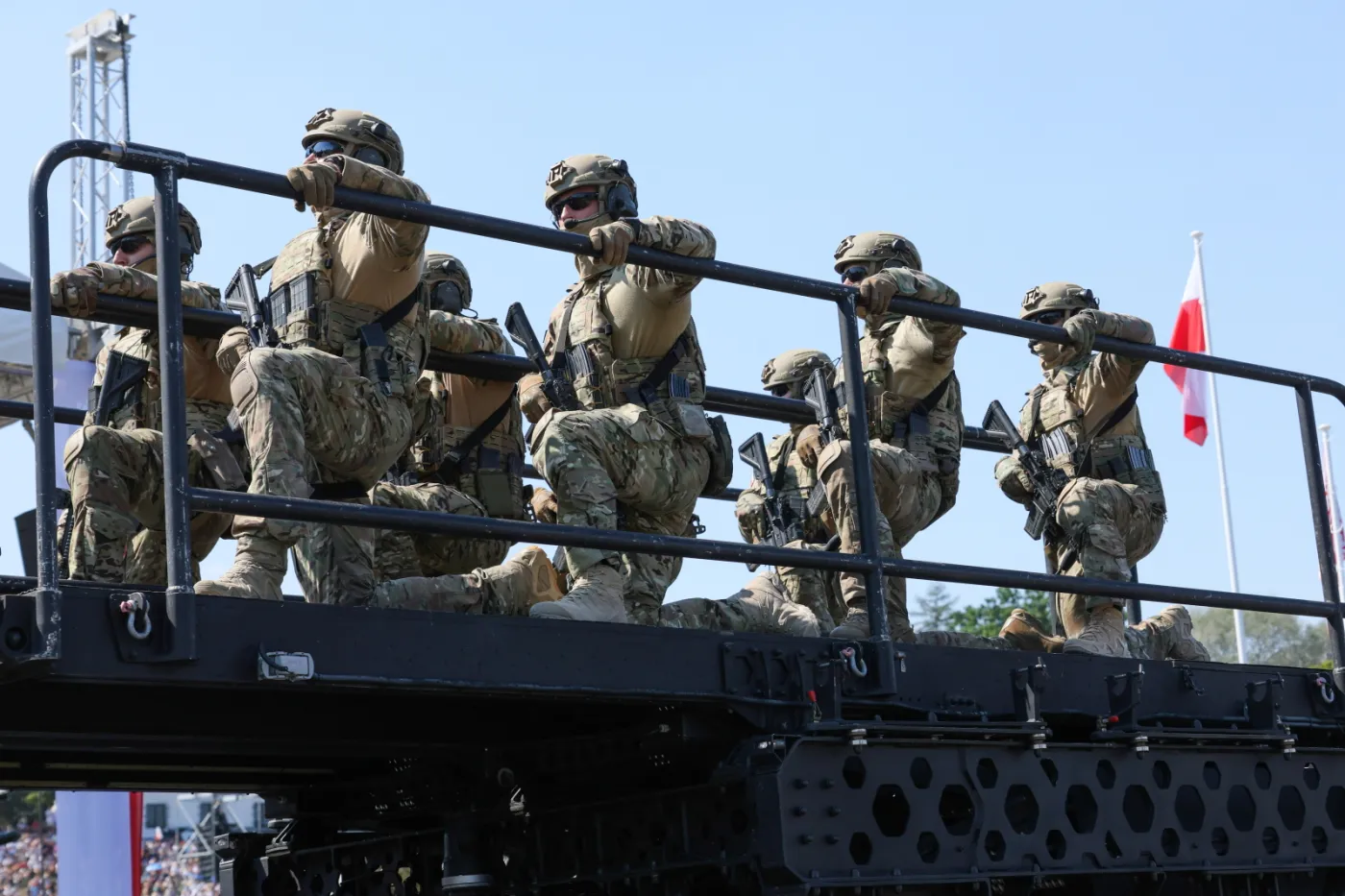 wojska specjalne i pojazd Ford 550 z rampą szturmową