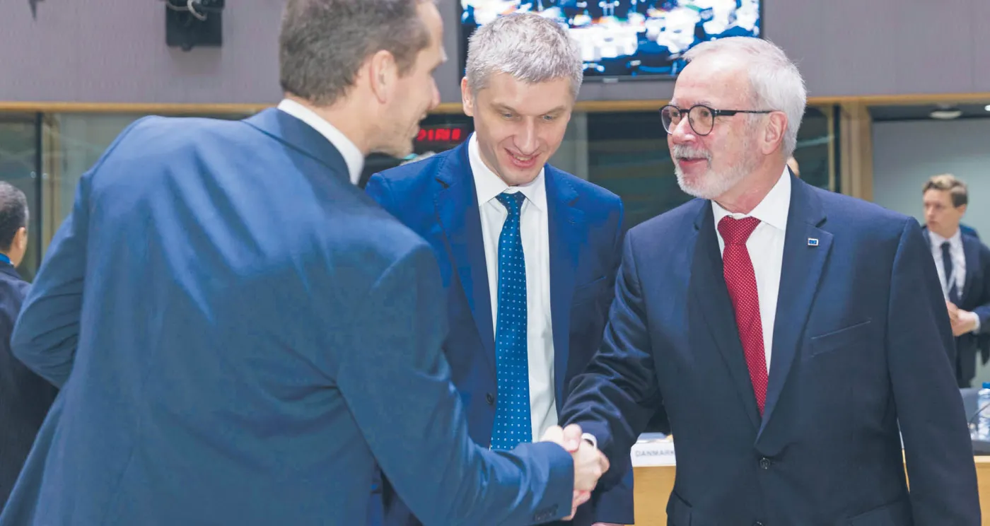 Wiceminister finansów Piotr Nowak (w środku) był jednym z głównych rozgrywających w rozmowach o zwiększeniu polskich udziałów w banku. Po prawej Werner Hoyer, szef EBI