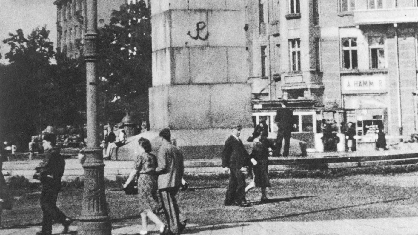 Warszawa, 06.1944 r. Na cokole pomnika Lotnika na pl. Unii Lubelskiej widnieje kotwica - znak Polski Walczącej. Kotwica przetrwała autora. Namalował ją Jan Bytnar ps. Rudy, którego 22.03.1943 r. odbito z rąk gestapo.