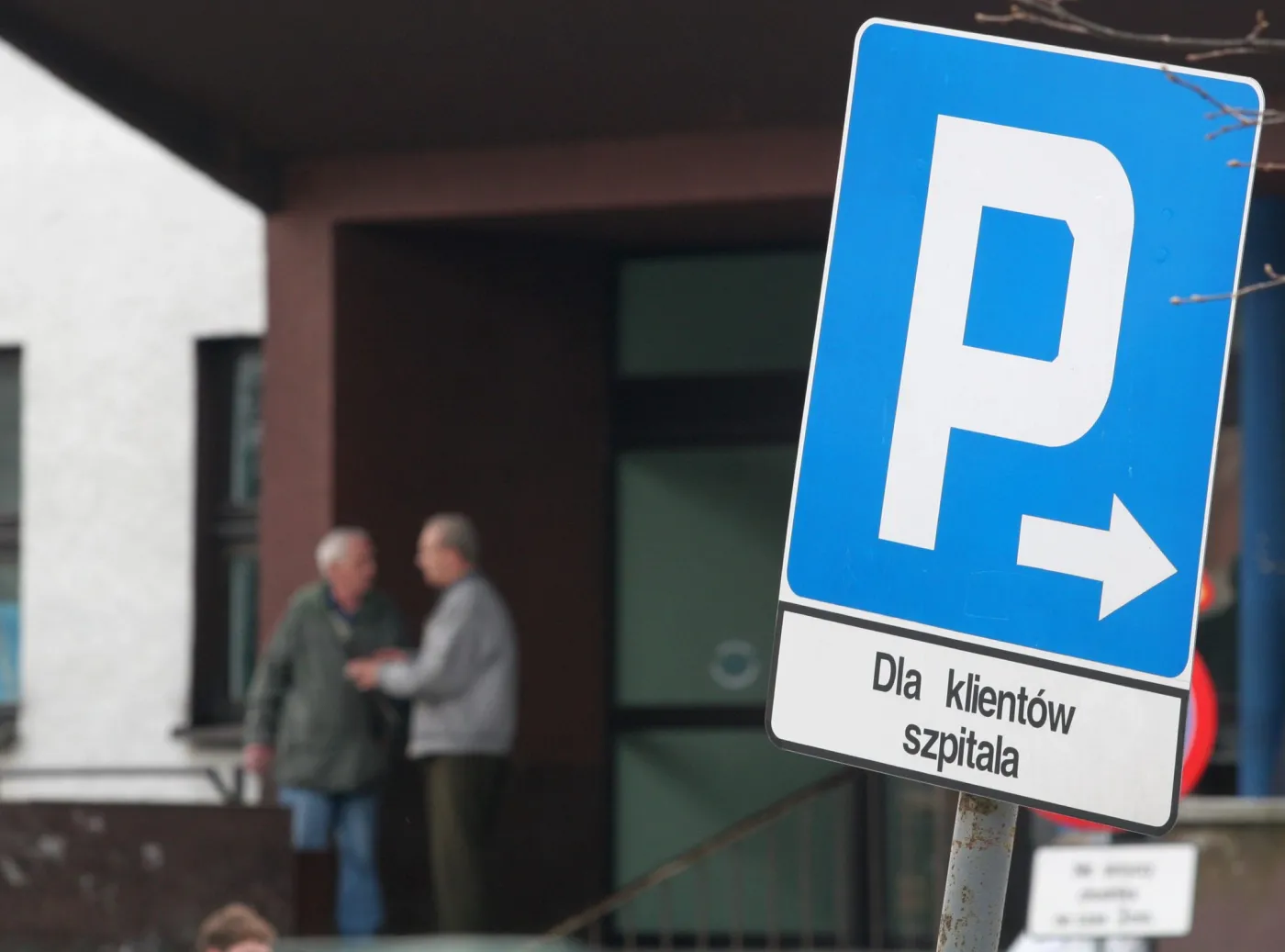 Operatorzy parkingów przy szpitalach zarabiają krocie na pacjentach. Czy resort zdrowia będzie interweniował w tej sprawie?