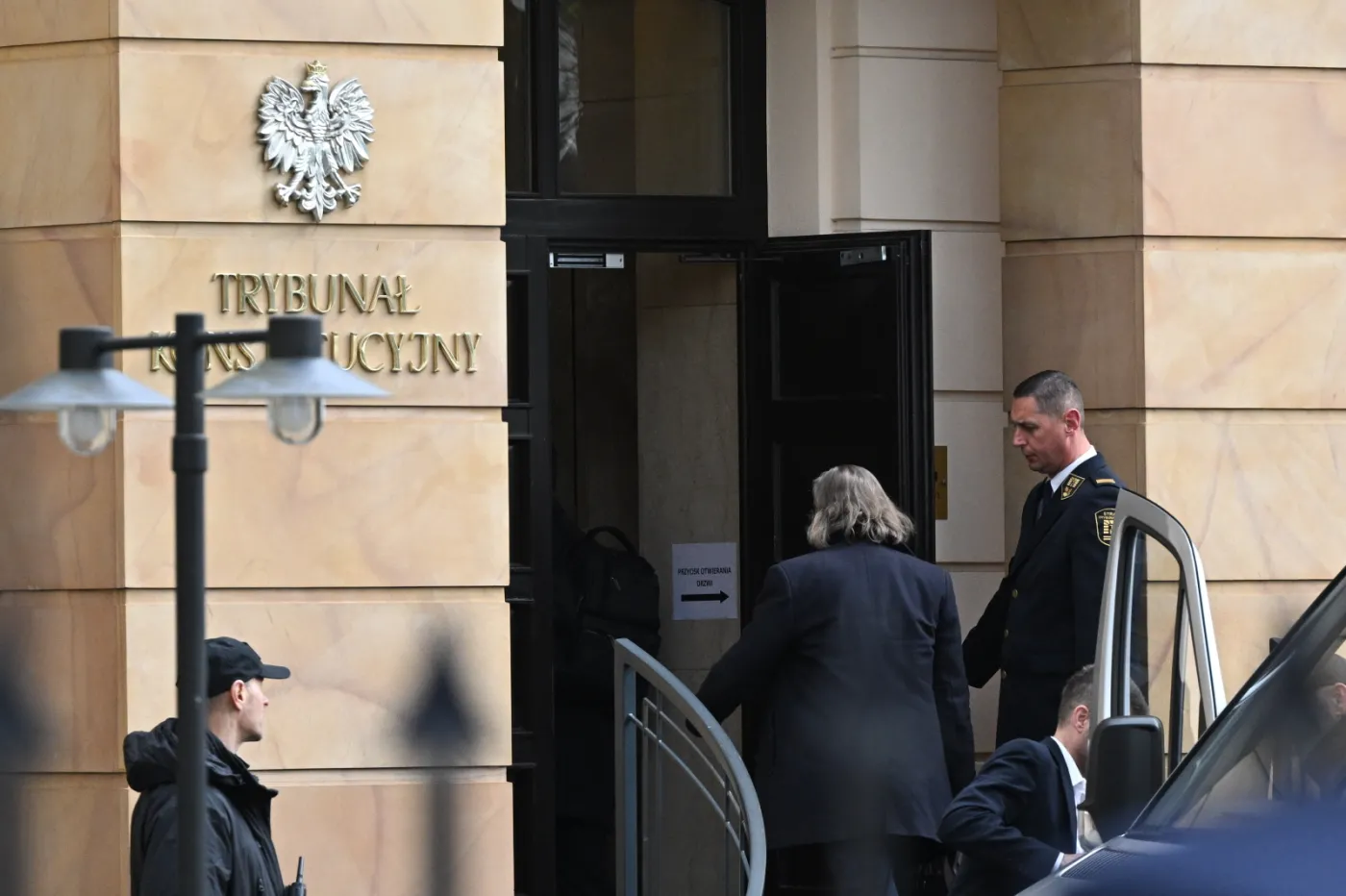 Nowi sędziowie TK już w budynku Trybunału. „To historyczny dzień”