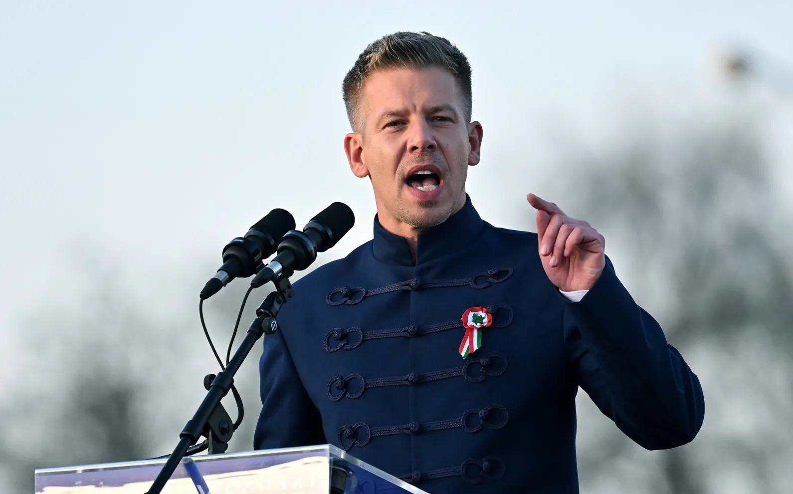 Człowiek z otoczenia Orbána chce go obalić. Kim jest Péter Magyar? Czym różni się od Orbana?