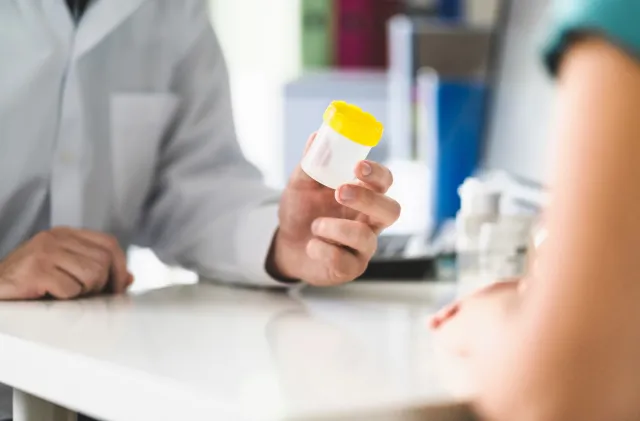 NFZ daje darmowy test jako alternatywę dla kolonoskopii. Wielu pacjentów wciąż o nim nie wie