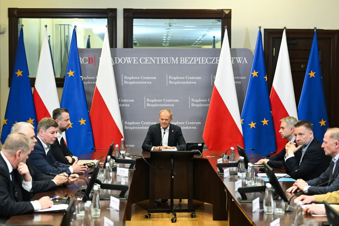 odprawa z ministrami i przedstawicielami służb