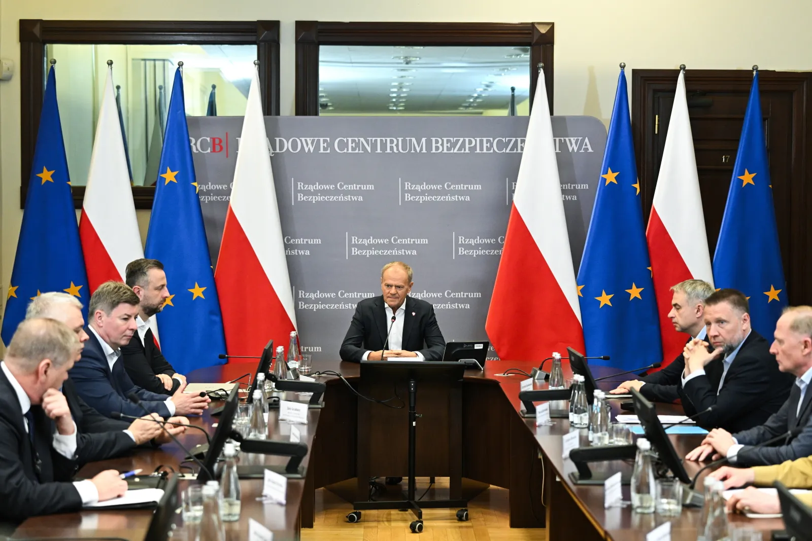 Premier Tusk reaguje na fałszywe zgłoszenia. Pilne działania służb