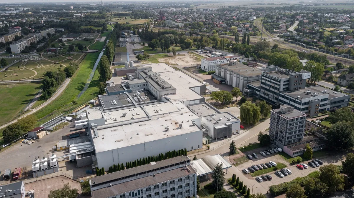 Fresenius Kabi inwestuje w rozbudowę fabryki płynów infuzyjnych, wspierając bezpieczeństwo zdrowotne Polski i rozwój regionu.