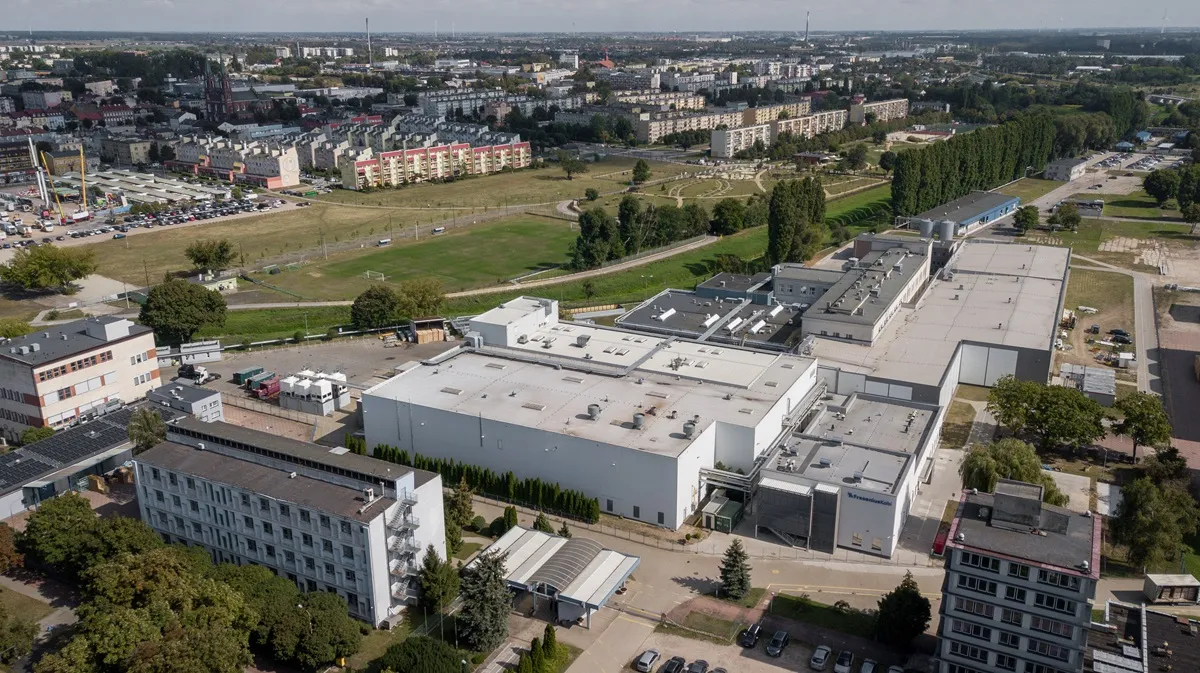 Fresenius Kabi inwestuje w rozbudowę fabryki płynów infuzyjnych, wspierając bezpieczeństwo zdrowotne Polski i rozwój regionu.