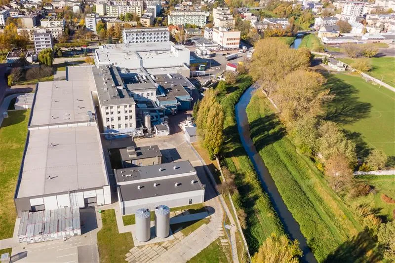Fresenius Kabi inwestuje w rozbudowę fabryki płynów infuzyjnych, wspierając bezpieczeństwo zdrowotne Polski i rozwój regionu.