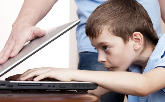 Dzieci offline, platformy pod presją. Australia testuje granice regulacji internetu