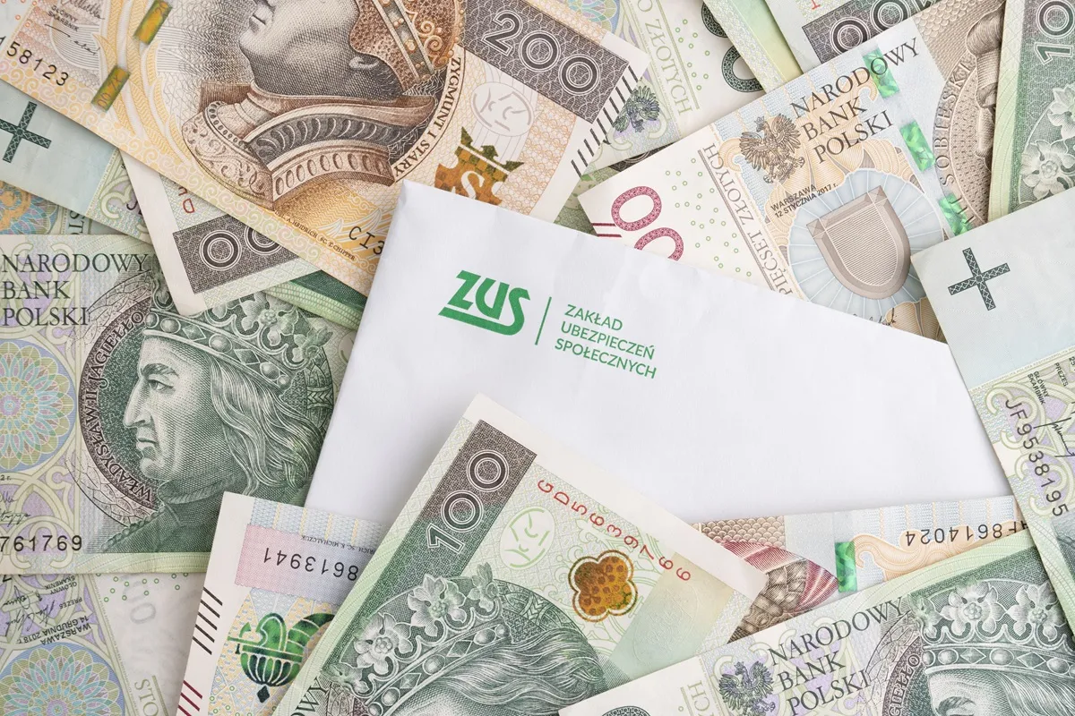 Koperta z ZUS i pieniądze