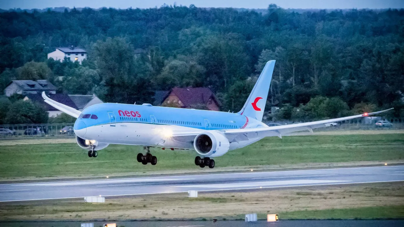 Dreamliner lądujący na lotnisko w Radomiu