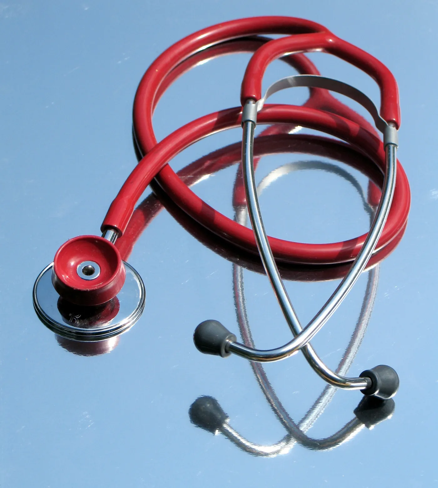 Senat: PiS zgłosił poprawkę do noweli różnicującej wynagordzenie młodych lekarzy