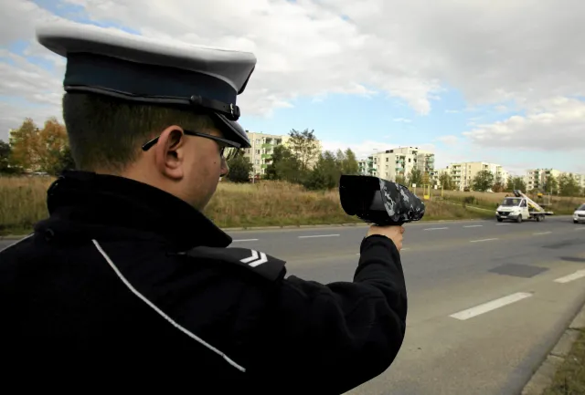 Nielegalne policyjne "suszarki": Dwie trzecie ręcznych radarów jest używanych niezgodnie z prawem