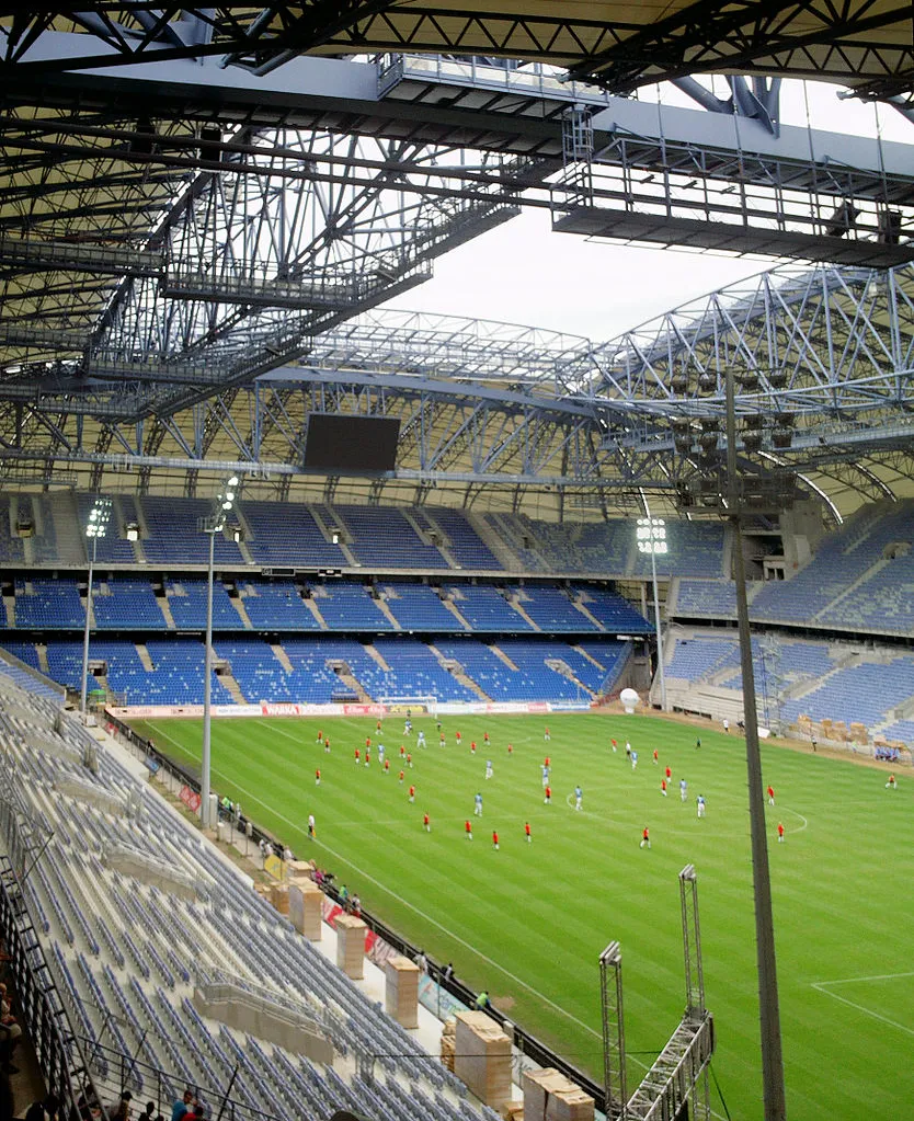 869103-834px-stadion-miejski-w-poznaniu-2010-srodek.jpg