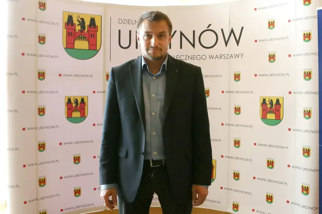 Burmistrz Ursynowa przedstawia dokumenty i mówi: Rozpoczęła się walka na haki