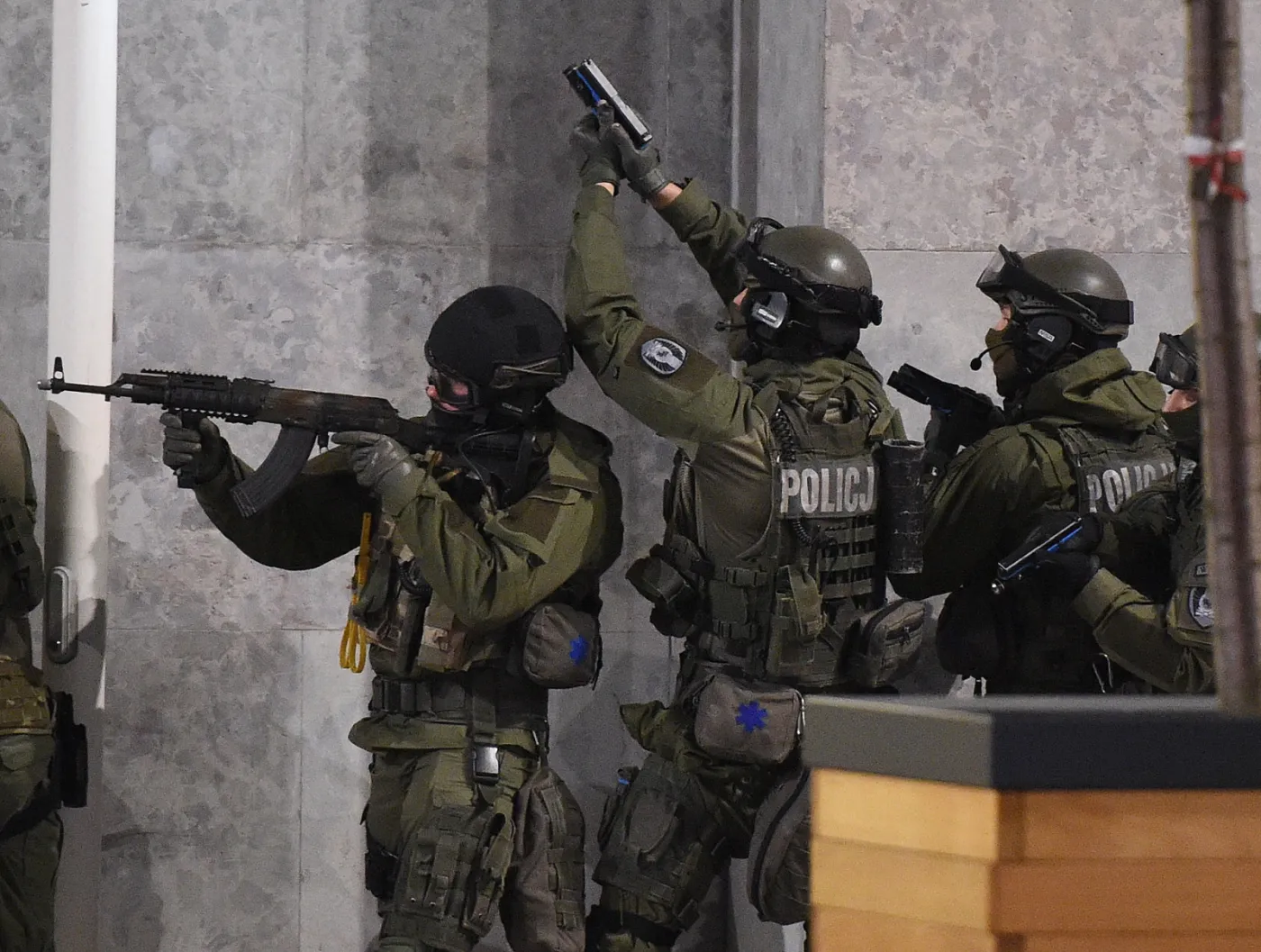Nocne ćwiczenia antyterrorystów w Warszawie: Zakładnicy z NBP zostali odbici