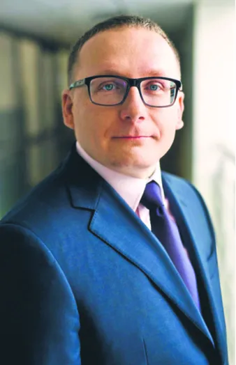 2114641-krzysztof-maksymik-partner-w-departamencie.jpg