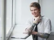 Czy tatuaż może być przyczyną zwolnienia z pracy?