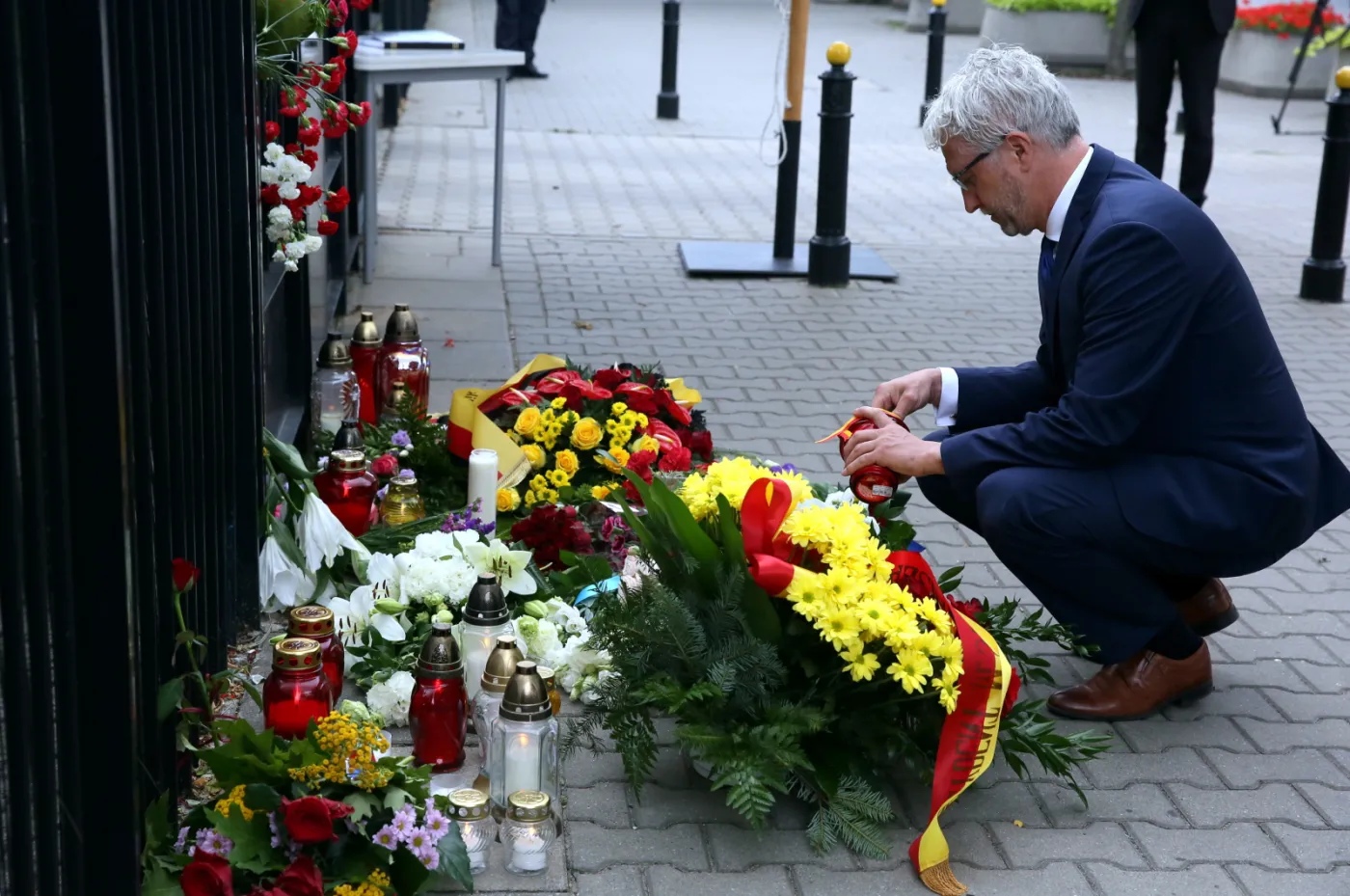 Mieszkańcy Warszawy i politycy oddają hołd ofiarom zamachu w Nicei