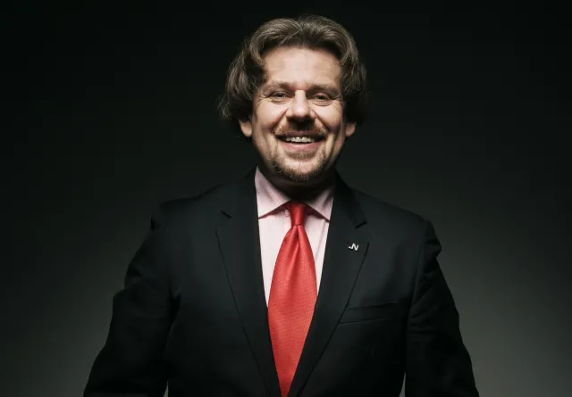 Misiło: Piotrowicz mówi, że broni wolności i prawa. Żenująca tragifarsa [WYWIAD]