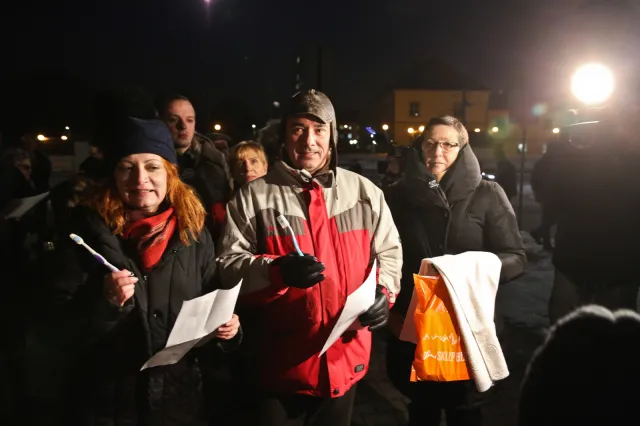 Protest KOD przed stołeczną komendą policji ws. publikacji wizerunków manifestantów [WIDEO]