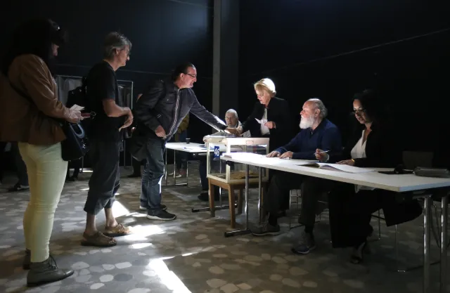 Francja: Podczas pierwszej tury wyborów niepewność wyniku i lęk przed zamachami