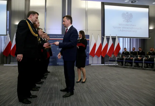 Szef MSWiA wręczył strażakom nagrody i odznaczenia za akcję w Świebodzicach